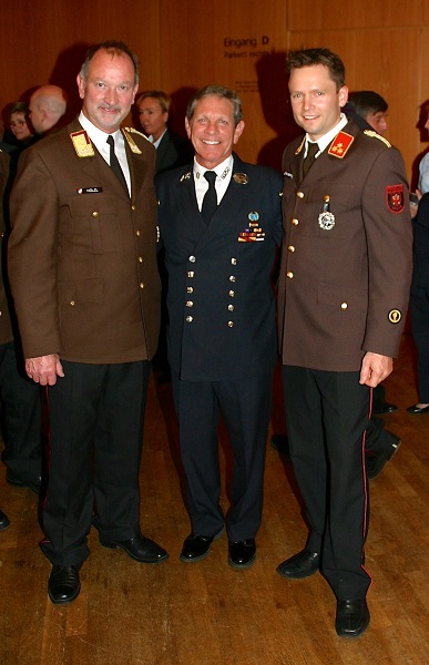 LFK Peter Hölzl (li.) und Absam-Kdt. Bernhard Fischler mit Stargast Tony Ticarico von der New Yorker Feuerwehr