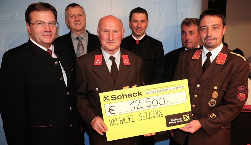Berührendes Detail in Sellrain: Die Feuerwehr, die wochenlang im Dauereinsatz stand, organisierte selbst ein Fest und widmete der Erlös von 12.500 Euro der Sellrain-Hilfe!