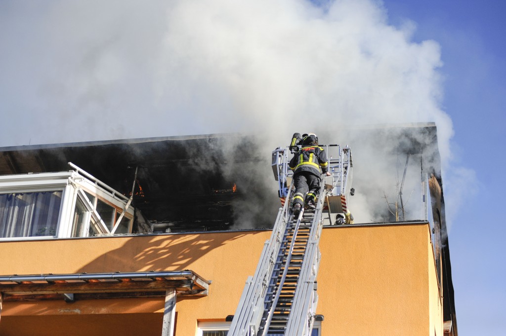 Dachstuhlbrand in Völs mit Drehleitereinsatz