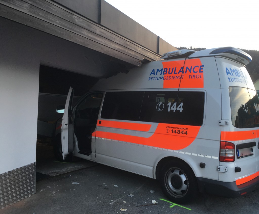 Das Einsatzfahrzeug blieb in der Garageneinfahrt stecken.