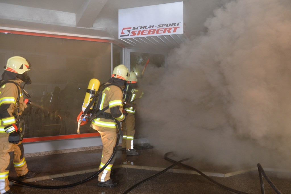 Brand eines Geschäftslokales in Götzens. Über 150 Feuerwehrleute standen im Einsatz
