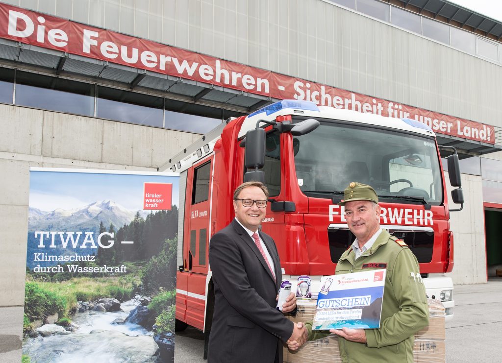 TIWAG-Vorstandsdirektor Thomas Gasser übergibt 10.000 LED-Lampen an Landesfeuerwehrkommandanten Ing. Peter Hölzl (re.).