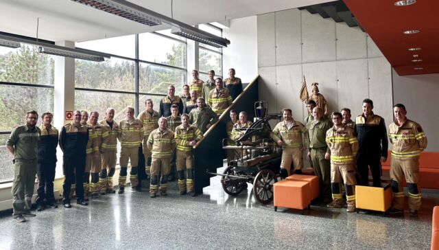 🚒 Kommandantenlehrgang 👩‍🚒👨‍🚒

✅ Struktur der Tiroler Feuerwehren und Verbände
✅ Rechtsgrundlagen und Regelwerke für den Verwaltungsdienst
✅ Öffentlichkeitsarbeit für Kommandanten
✅ IT-Anwendungen im Feuerwehrdienst mit FDIS und Office365
✅ Möglichkeiten der Zusammenarbeit mit der Leitstelle Tirol
✅ Aufgaben im vorbeugenden Brandschutz
✅ ÖNORM, Bau- und Prüfrichtlinien
✅ Grundlagen Menschenführung und Führungsinstrumente

#feuerwehrtirol #lfstirol #lehrgangsfoto