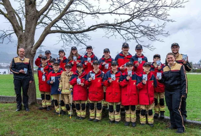 🌼 "Wir schützen, was zählt: Mensch und Natur!"
Unter diesem Motto startet die Feuerwehrjugend-Woche 2025 – organisiert vom Österreichischen Bundesfeuerwehrverband (ÖBFV) gemeinsam mit BeeWild und dem Jane Goodall Institute Austria (JGI).
🐝 Ab Montag geht’s los!
Alle Feuerwehrjugendgruppen in Tirol haben ihr persönliches Blumenpäckchen erhalten – darin enthalten: Saatgut für eine 2 m² große Bienenweide 🐝🌸
Auch an der Landes-Feuerwehrschule Tirol wird eine Blumenwiese blühen – als Zeichen unseres Engagements für Artenvielfalt und Naturschutz! 🌼🚒
📦 Jede Jugendgruppe kann zusätzlich aus 5 coolen Artenschutz-Aktivitäten wählen – von der Bienentränke über Totholz als Unterschlupf bis hin zum Besuch beim Imker.
👉 Alle Infos & Anleitungsvideos: www.beewild.com/blogs/ff-jugend
🎬 Wir freuen uns schon auf tolle Videos und kreative Zusatzprojekte von euch! Postet eure Beiträge mit den Hashtags:
#beewild #seidabei #feuerwehrjugend #naturschutzistcool
💰 Die besten Projekte werden ausgezeichnet – mit Preisen für eure Feuerwehrjugend-Kassa!
📸 Im Bild:
Bezirks-Feuerwehrkommandant Schwaz Hansjörg Eberharter
Sachgebietsleiterin Feuerwehrjugend Magdalena Bichler
Feuerwehrjugend Zell am Ziller
#feuerwehrtirol #feuerwehrjugendtirol