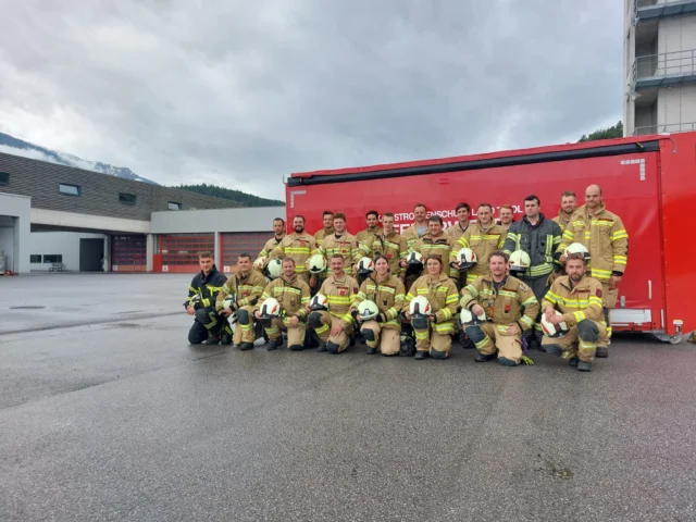 🚒 Truppführerlehrgang 👩‍🚒👨

✅ Chemisch /physikalische Hintergründe zu einem Brand
✅ Standardeinsatzmaßnahme (SEM) Zimmerbrand und einsatztaktische
  Hintergründe der Ventilation
✅ Löschmittel, deren Löschwirkungen und Einsatzbereiche
✅ Aufbau und Funktion von Atemschutzgeräten und deren Zusatzgeräte
✅ Ablauf des Atemschutzeinsatzes und Einrichtungen für die Sicherheit des Atemschutztrupps
✅ Physikalische Grundlagen zum Thema Sturz, Sicherungsgeräte und deren Anwendungsbereiche
✅ Führungsrollen und Kompetenzen
✅ Darstellen einer einfachen Lage auf einer Lagekarte 
✅ Einschätzen des Brandverlaufes und daraus resultierende Gefahren
✅ Selektieren geeigneter Löschmittel unter Beachtung von Wirkungsweise und beauftragen
  eines Trupps mit der Umsetzung 

#feuerwehrtirol #lfstirol #lehrgangsfoto