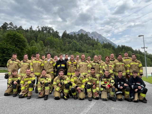 🚒 Atemschutzlehrgang 👩‍🚒👨‍🚒
 
✅ Vorgehen, Atmung, Atemgifte
✅ Brandverlaufskurve, Türöffnung
✅ Atemschutzüberwachung
✅ Aufbau und Funktion Pressluftatmer & Maske
✅ Personen- und Kameradenrettung
✅ Atemschutz-Übungsstrecke
✅ Österreichischer Feuerwehratemschutztest (ÖFAST)
 
#feuerwehrtirol #lfstirol #lehrgangsfoto