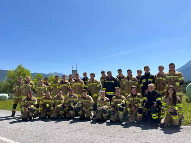 🚒 Atemschutzlehrgang 👩‍🚒👨‍🚒
 
✅ Vorgehen, Atmung, Atemgifte
✅ Brandverlaufskurve, Türöffnung
✅ Atemschutzüberwachung
✅ Aufbau und Funktion Pressluftatmer & Maske
✅ Personen- und Kameradenrettung
✅ Atemschutz-Übungsstrecke
✅ Österreichischer Feuerwehratemschutztest (ÖFAST)
 
#feuerwehrtirol #lfstirol #lehrgangsfoto