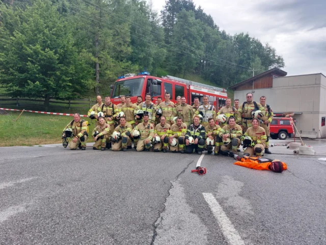 🚒 Gruppenkommandantenlehrgang 👩‍🚒👨‍🚒 
✅ Rolle des Gruppenkommandanten und rechtliche Grundlagen
✅ Führungsregelkreis
✅ Standardeinsatzmaßnahmen bei Brand-, techn. & Gefahrguteinsatz
✅ Einsatzwert und Standardgerätschaften der Feuerwehr
✅ Wirkung von Löschmitteln
✅ Auswirkungen von belastenden Einsätzen
✅ Grundlagen des Brandverhaltens von Baustoffen
✅ Strukturiertes Erkunden von Einsatzorten
✅ Gefahren erkennen, Maßnahmen lagebezogen ableiten
✅ Einteilen der Mannschaft und führen der Gruppe
 
#feuerwehrtirol #lfstirol #lehrgangsfoto