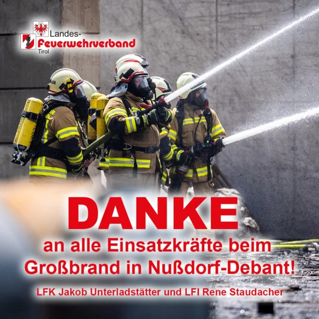 Ein Ereignis dieser Dimension ist zum Glück selten – umso deutlicher wurde beim Großbrand einer Recyclingfirma in Nußdorf-Debant, welche gewaltigen Kräfte bei einem solchen Schadensszenario freigesetzt werden. Nachdem die Flammen weitgehend unter Kontrolle gebracht wurden, zeigen sich nun deutlich die massiven Zerstörungen.

Nur durch das schnelle, überlegte und mutige Eingreifen aller eingesetzten Feuerwehren konnte Schlimmeres verhindert werden. Mit großer Entschlossenheit und unter Risiko für Leib und Leben wurde verhindert, dass sich das Feuer weiter ausbreitet – wichtige angrenzende Infrastruktur konnte erfolgreich geschützt werden.

Unser aufrichtiger Dank gilt allen Feuerwehrmitgliedern für ihre beeindruckende Einsatzbereitschaft, ihr professionelles Vorgehen und allen weiteren Organisationen und Behörden für die hervorragende Zusammenarbeit – über Bezirks- und Landesgrenzen hinweg. Besonderer Dank gilt den Feuerwehren aus Kärnten, den Hilfszügen aus Nordtirol sowie der Berufsfeuerwehr und der Betriebsfeuerwehren für ihre Unterstützung mit hunderten Einsatzkräften, zahlreichen Tanklöschfahrzeugen, Pumpen und Sondergerätschaften. Eine vorläufige Bilanz zeigt, dass seit Brandausbruch am Samstag insgesamt 64 Feuerwehren mit rund 110 Fahrzeugen und über 650 Feuerwehrmitgliedern im Einsatz standen - mehr als eindrucksvolle Zahlen, die das Ausmaß des herausfordernden Großbrand unterstreichen.

Wir sind sehr erleichtert, dass es den verletzten Kameradinnen und Kameraden bereits wieder besser geht und wünschen ihnen weiterhin eine rasche und vollständige Genesung.

Trotz des massiven Kräfteeinsatzes in Nußdorf-Debant war die Einsatzbereitschaft der Feuerwehren im gesamten Land Tirol zu jedem Zeitpunkt gewährleistet – ein starkes Zeichen für die Schlagkraft und Verlässlichkeit unserer Feuerwehren.

Was wir vor Ort erlebt haben, war zutiefst beeindruckend: Mut, Entschlossenheit und Zusammenhalt in einer Extremsituation. Mit großem Respekt und tief empfundener Dankbarkeit sagen wir allen eingesetzten Kräften: Danke für euren unermüdlichen Einsatz in dieser herausfordernden Situation.

LFK Jakob Unterladstätter und LFI Rene Staudacher

Bild (c) Land Tirol/Christanell