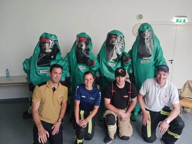 🚒 Körperschutzlehrgang 👩‍🚒👨‍🚒
 
✅ Schutzstufen 1, 2, 3
✅ Aufbau und Funktion Chemieschutzanzug Stufen 2, 3
✅ Überprüfung von Chemieschutzanzügen Stufe 3
✅ Dekontamination, Reinigung und Desinfektion von Chemieschutzanzügen
✅ Anwendung Luftversorgungssystem am Chemieschutzanzug
✅ An- und Ablegen von Chemieschutzanzügen Stufen 2, 3
 
#feuerwehrtirol #lfstirol #lehrgangsfoto