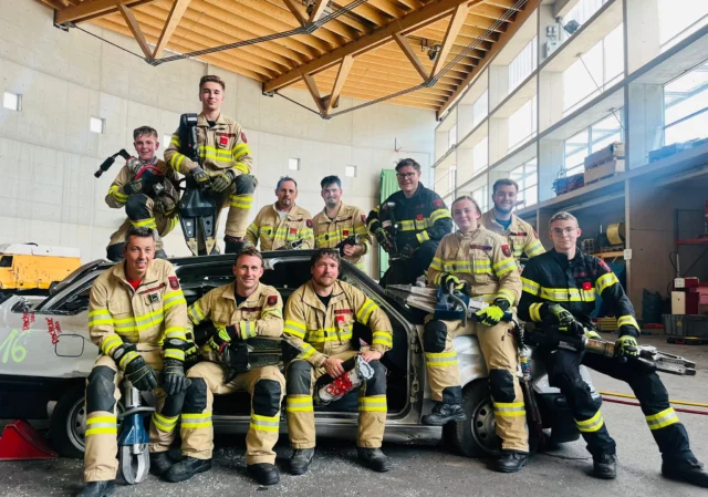 🚒 Lehrgang für hydraulische Rettungsgeräte 👩‍🚒👨‍🚒
 
✅ Moderne Fahrzeugtechnologie und Antriebstechniken
✅ Aktive und passive Sicherheitstechniken
✅ Komponenten eines hydr. Rettungsgerätesatzes 
✅ Sicherheitsvorschriften
✅ Schnitttechniken an einem verunfallten Fahrzeug
✅ Glasmanagement, Airbagsicherung
✅ Stabilisieren und Unterbauen von Fahrzeugen in verschiedenen Lagen
✅ Schaffung von Zugangs-, Versorgungs- und Befreiungsöffnungen
 
#feuerwehrtirol #lfstirol #lehrgangsfoto