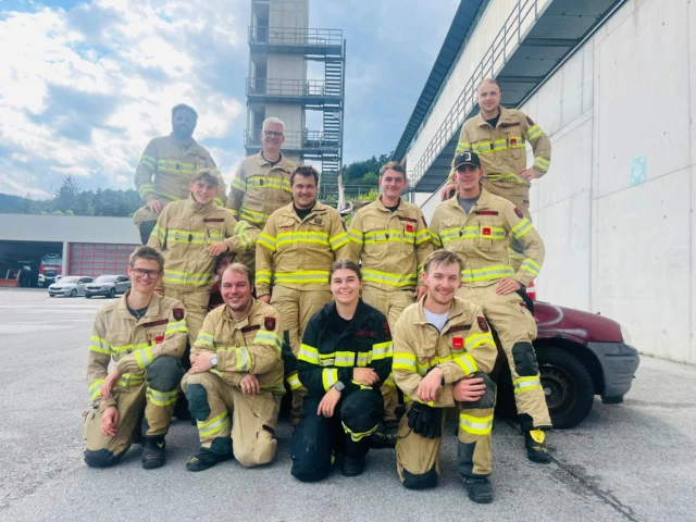 🚒 Lehrgang für hydraulische Rettungsgeräte 👩‍🚒👨‍🚒
 
✅ Moderne Fahrzeugtechnologie und Antriebstechniken
✅ Aktive und passive Sicherheitstechniken
✅ Komponenten eines hydr. Rettungsgerätesatzes 
✅ Sicherheitsvorschriften
✅ Schnitttechniken an einem verunfallten Fahrzeug
✅ Glasmanagement, Airbagsicherung
✅ Stabilisieren und Unterbauen von Fahrzeugen in verschiedenen Lagen
✅ Schaffung von Zugangs-, Versorgungs- und Befreiungsöffnungen
 
#feuerwehrtirol #lfstirol #lehrgangsfoto