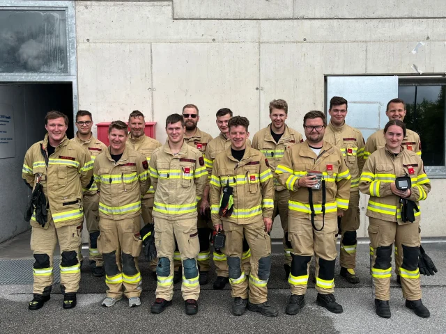 🚒 Wärmebildkamera-Workshop 👩‍🚒👨‍🚒
 
✅ Aufbau und Funktion Wärmebildkamera
✅ Pflege und Wartung
✅ Grundlagen Wärmebildtechnik
✅ Interpretation von Wärmebildern
✅ Würfelblick, Einsatzgrenzen & Einsatzsituationen
 
#feuerwehrtirol #lfstirol #lehrgangsfoto