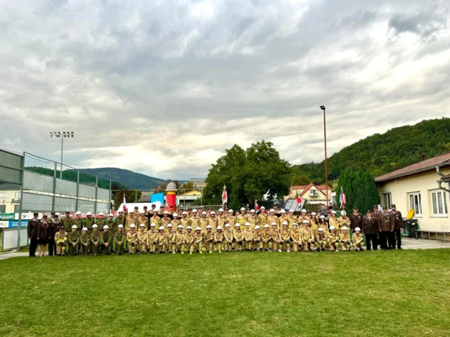 Ein unvergessliches Bewerbswochenende in Weiz! 🚒🔥
Beim 25. Bundesfeuerwehrjugendleistungsbewerb stellten sich sechs Tiroler Gruppen – St. Jakob im Defereggen, Volders, Stams, Arzl, Sistrans/Aldrans sowie die Mädchengruppe des BFV Lienz – den Herausforderungen auf Bundesebene. Perfekte Bedingungen, tolle Leistungen und eine mitreißende Stimmung prägten den Bewerb.

Begleitet von Delegationsleitung, Bewertern, Landessachgebietsleitung, zahlreichen Fans sowie Landes-Feuerwehrkommandant Jakob Unterladstätter und seinem Stellvertreter Hannes Mayr zeigten unsere Jugendlichen, wie viel Teamgeist, Disziplin und Begeisterung in der Tiroler Feuerwehrjugend steckt. Trotz mancher Fehlerpunkte überwog die Freude über die erbrachten Leistungen – sowohl auf der Bewerbsbahn als auch auf den Rängen. 👏🙌

Landes-Feuerwehrkommandant Jakob Unterladstätter fasste das Wochenende treffend zusammen:

„Unsere Jugendlichen haben mit Leidenschaft und Zusammenhalt bewiesen, dass sie zu den Besten Österreichs gehören. Sie sind ein starkes Fundament für die Zukunft der Tiroler Feuerwehren – und darauf können wir alle stolz sein.“

Danke an alle Tiroler Gruppen, die Betreuer, Familien und Fans – ihr habt in Weiz großartige Arbeit und Stimmung gemacht! 💪

#Feuerwehrjugend #Tirol #Bundesbewerb #Weiz2025