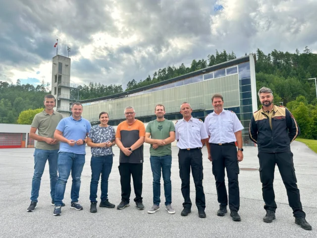 Sommer, Sonne, Grillfeuer 🔥🍖

Beim traditionellen Sommergrillen an der Landes-Feuerwehrschule hieß es nicht nur „Guten Appetit“, sondern vor allem DANKE an unsere externen Ausbilder! 🙌

Für ihre langjährige Unterstützung in der Ausbildung der Tiroler Feuerwehrmitglieder an der Landes-Feuerwehrschule wurden ausgezeichnet:

🥉 Ausbilderabzeichen in Bronze – 5 Jahre
🎖 OBI Michael Cretnik

🥈 Ausbilderabzeichen in Silber – 10 Jahre
🎖 HLM Martin Neurauter
🎖 HLM Katrin Karbon

🥇 Ausbilderabzeichen in Gold – 15 Jahre
🎖 LM Thomas Speckbacher

Landes-Feuerwehrkommandant Jakob Unterladstätter und sein Stellvertreter Hannes Mayr gratulierten gemeinsam mit den Ausbildungsleitern Johannes Thurner und Daniel Strobl herzlich zu den verdienten Auszeichnungen. 👏

Zum Abschluss ging es in die gemütliche Runde: Familie Unterladstätter/Wildauer/Mayer verwöhnte uns mit einem großartigen Grillbuffet 🍖🍻 – und der Timmler Dreiklang sorgte für beste musikalische Unterhaltung 🎶. Ein perfekter Ausklang eines erfolgreichen Ausbildungs-Halbjahres! 🔥

👉 Ein herzliches „Vergelt’s Gott“ an alle externen und internen Ausbilder – ohne euch wäre die Vielfalt und Qualität der Tiroler Feuerwehrausbildung nicht möglich! 💪🚒

#feuerwehrtirol #ausbilder #lfstirol #landesfeuerwehrschule #feuerwehrausbildungszentrum #danke