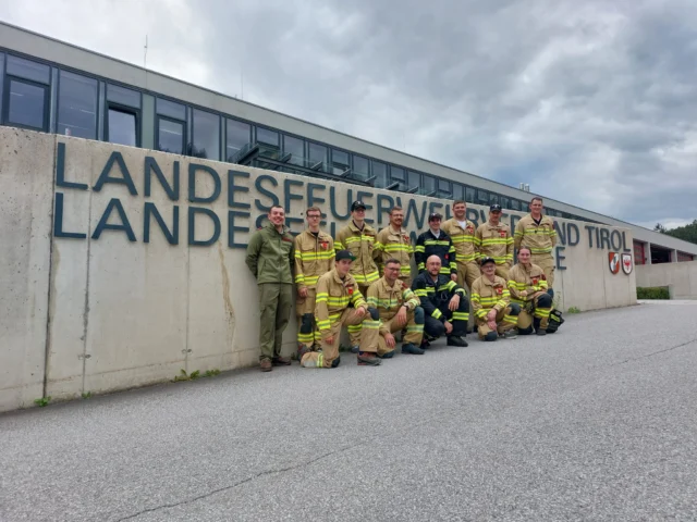 🚒 Truppführerlehrgang 👩‍🚒👨

✅ Chemisch /physikalische Hintergründe zu einem Brand
✅ Standardeinsatzmaßnahme (SEM) Zimmerbrand und einsatztaktische
  Hintergründe der Ventilation
✅ Löschmittel, deren Löschwirkungen und Einsatzbereiche
✅ Aufbau und Funktion von Atemschutzgeräten und deren Zusatzgeräte
✅ Ablauf des Atemschutzeinsatzes und Einrichtungen für die Sicherheit des Atemschutztrupps
✅ Physikalische Grundlagen zum Thema Sturz, Sicherungsgeräte und deren Anwendungsbereiche
✅ Führungsrollen und Kompetenzen
✅ Darstellen einer einfachen Lage auf einer Lagekarte 
✅ Einschätzen des Brandverlaufes und daraus resultierende Gefahren
✅ Selektieren geeigneter Löschmittel unter Beachtung von Wirkungsweise und beauftragen
  eines Trupps mit der Umsetzung 

#feuerwehrtirol #lfstirol #lehrgangsfoto