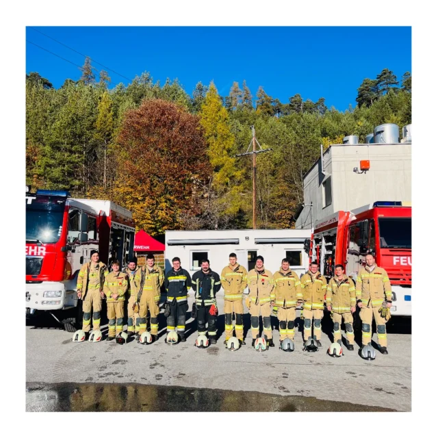 🚒 Lehrgang für schwere Rüstfahrzeuge 👩‍🚒👨‍🚒
 
✅ Ausrüstung von schweren Rüstfahrzeugen
✅ Verwendungsmöglichkeiten der Geräte und Sicherheitsvorschriften
✅ Heben und Bewegen sowie Unterbauen von schweren Lasten wie: Eisenbahnwagon, Betonplatten, Anhänger
✅ Verwendung von Plasmaschneidern für verschiedene Schneidearbeiten
✅ Herstellen von Leichtschaum mittels Be- und Entlüftungsgerät
✅ Einfaches Pölzen und Stützen bei Gebäuden
✅ Sichern und Pölzen sowie taktisches Vorgehen bei Grabeneinsturz (Künette)
 
#feuerwehrtirol #lfstirol #lehrgangsfoto