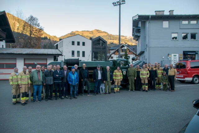 📚Fortbildung „Feuerwehrgeschichte“ bei der FF Kitzbühel 🚒

Tradition trifft Technik: Feuerwehrmitglieder und Interessierte vertieften ihr Wissen rund um historische Fahrzeuge& deren Restaurierung.

✨ Inhalte:
• Historische Feuerwehrfahrzeuge
• Restaurierung – Beispiel „Nebeltanklöschfahrzeug“
• Denkmalamt & Fördermöglichkeiten

Danke an die FF Kitzbühel und das SG Feuerwehrgeschichte für die großartige Durchführung! 🙌

#FeuerwehrTirol #feuerwehrkitzbühel  #Feuerwehrgeschichte #landesfeuerwehrverbandtirol