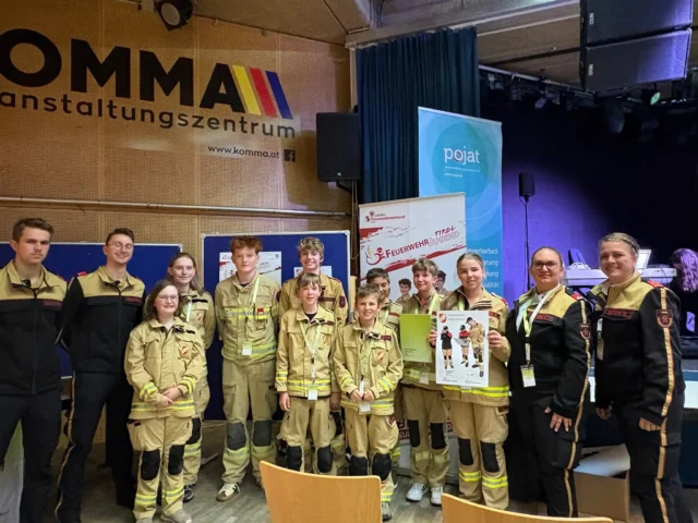 Von Jugendlichen für Jugendliche 💪🧠
Erste Tiroler Jugendgesundheitskonferenz im Bezirk Kufstein

Am vergangenen Freitag wurden in Wörgl 19 Gesundheitsprojekte präsentiert, an denen insgesamt rund 450 Jugendliche mitgewirkt haben.
Von Stressbewältigung und Mental Health bis Bewegung, Ernährung & Suchtprävention – Gesundheit aus Sicht der Jugendlichen, für Jugendliche.

👉 Peer-Education: Junge Menschen lernen voneinander, geben Wissen weiter und setzen eigene Ideen um – unterstützt von Jugendzentren, Schulen & Vereinen.
👉 Feuerwehr & Feuerwehrjugend als Netzwerkpartner: Wir stärken durch Präventions- & Sicherheitsschulungen ebenfalls die Gesundheit unserer Jugend – für ein starkes, sicheres Miteinander.

Bis 2028 finden Jugendgesundheitskonferenzen in allen Tiroler Bezirken statt.
Mehr Infos: www.jugendgesundheit.tirol

#feuerwehrtirol #feuerwehrjugendtirol  #Jugendgesundheit #LandTirol #POJAT #JGKWörgl #VZKomma