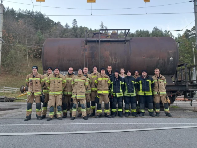 🚒 Tunneleinsatzlehrgang Bahn 👩‍🚒👨‍🚒

✅ Einsatztaktik Bahntunnel
✅ Grundlagen Atemschutz
✅ Arbeiten im Gleisbereich und im Bahntunnel
✅ Erkundung Bahntunnel
✅ Verlegen von Schlauchleitungen im Bahntunnel
✅ Systematische Suche in einem Bahntunnel
✅ Einsetzen der taktischen Ausrüstung
✅ Lösch- und Rettungsmaßnahmen im Bahntunnel

#feuerwehrtirol #lfstirol #lehrgangsfoto