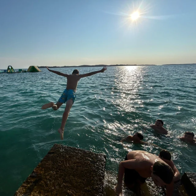 🔥 FEUERWEHRCAMP FAŽANA 2026 – JETZT MITMACHEN & PLATZ SICHERN! 🔥
Auch 2026 gibt’s wieder die große Chance für 2 Tiroler Feuerwehrjugendgruppen, am unvergesslichen Feuerwehrjugendcamp in Fažana teilzunehmen – inklusive Sonne, Meer, Action und Feuerwehrspirit! 🌊🚒✨

Dieses Mal zählt euer Einsatz VOR dem Camp:
📸 Zeigt uns eure Feuerwehrjugend!
Sendet uns aussagekräftige Fotos oder eine Collage, die Gemeinschaft, Leben & Leidenschaft eurer Gruppe zeigen – dazu ein Motivationstext mit genau 10 Sätzen.

📅 Einsendeschluss: 07. Dezember 2025
📬 Motivationsschreiben + Fotos an: sgl.fj.lfv@feuerwehr.tirol

Die glücklichen Gewinner werden bei der Friedenslichtübergabe gezogen – eine Glücksfee entscheidet! 🍀
Die Campwochen & Terminwahl erfolgen im Frühjahr 2026.

📍 Fakten zum Camp:
👥 Gruppengröße & Betreuung
Insgesamt können maximal 12 Personen pro Gruppe teilnehmen – bestehend aus Feuerwehrjugendmitgliedern und Betreuer:innen.
➡️ Mindestens 3 Betreuer:innen müssen mitfahren.
➡️ Ist eine Teilnehmerin dabei, muss zumindest eine der betreuenden Personen weiblich sein.
🏕 Wochen Programm: Ausbildung • Baden • Spiele • Shows • Abenteuer • neue Freunde
📵 Ab 23:00 Uhr Nachtruhe & während Aktivitäten handyfreie Zone

➡️ Seid kreativ. Seid laut. Seid Feuerwehr.
Wir freuen uns auf eure Einsendungen! 🔥💪

#feuerwehrjugendtirol  #Feuerwehrcamp2026 #Fažana #Teamgeist #AbenteuerFeuerwehr #WirSindFeuerwehr